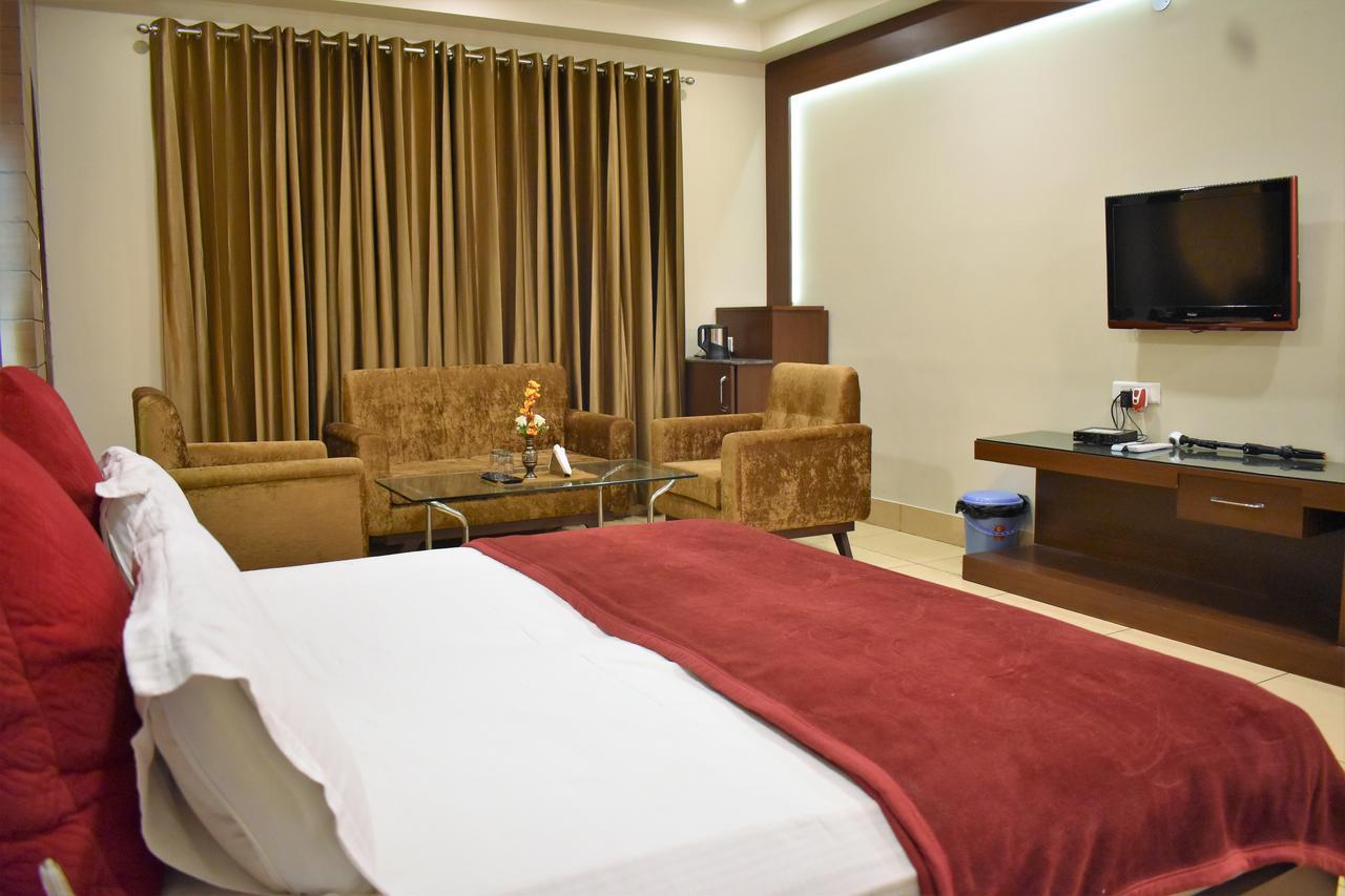 Hotel Ashish Continental Phagwāra Dış mekan fotoğraf